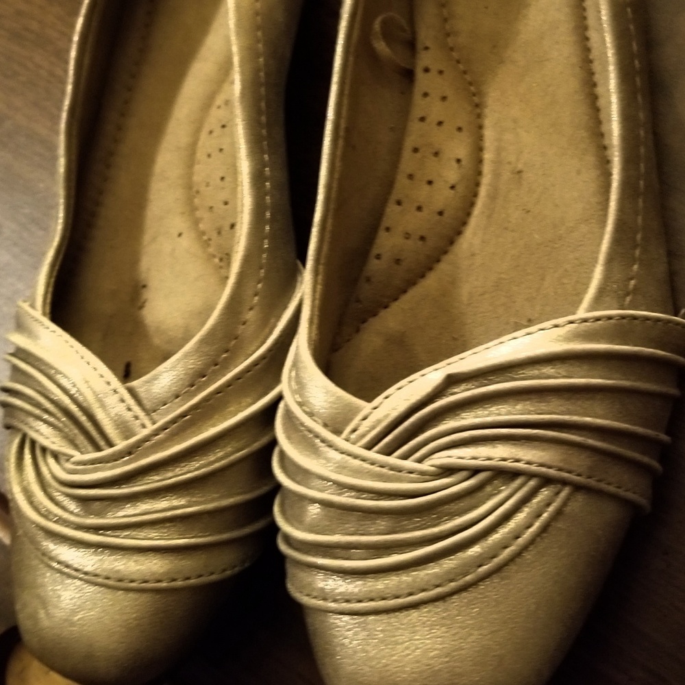 Golden flat slippers